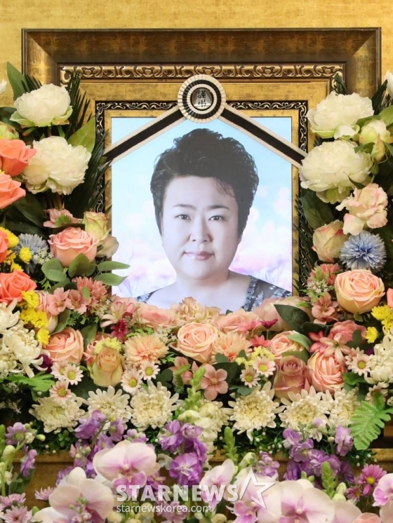 가수 故 방실이 빈소가 20일 인천 강화군 참사랑장례식장에 마련돼 있다.  방실이는 이날 오전 인천 강화 요양병원에서 별세했다. 고인은 2007년부터 뇌경색으로 투병해온 것으로 전해졌다. / &lt;사진공동취재단&gt; /사진=김창현