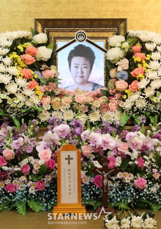가수 故 방실이 빈소가 20일 인천 강화군 참사랑장례식장에 마련돼 있다.  방실이는 이날 오전 인천 강화 요양병원에서 별세했다. 고인은 2007년부터 뇌경색으로 투병해온 것으로 전해졌다. / &lt;사진공동취재단&gt; /사진=김창현
