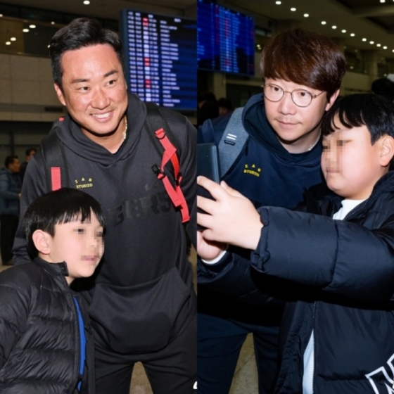 김태군(왼쪽)과 양현종이 21일 인천국제공항을 통해 입국 후 팬들과 사진을 찍고 있다. /사진=OSEN