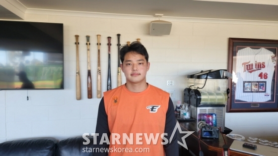 한화 문동주가 호주 멜버른 스프링캠프에서 취채진과 인터뷰를 하고 있다. /사진=안호근 기자