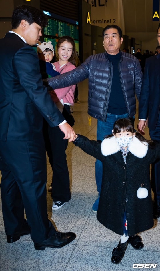 류현진(왼쪽)이 23일 인천국제공항에서 일본 오키나와 출국 전 취재진과 인터뷰를 마치고 가족들과 인사를 나누고 있다.