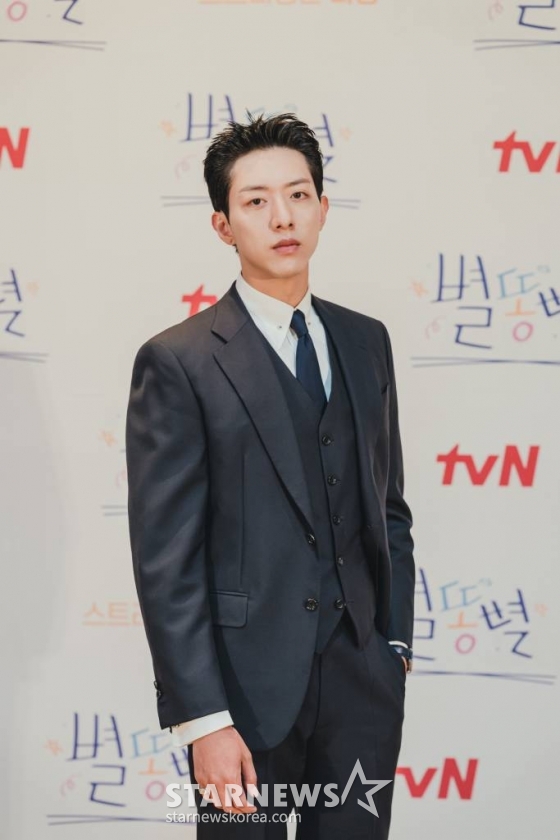 배우 이정신이 20일 오후 온라인 생중계로 진행된 tvN 금토극 '별똥별' 제작발표회에 참석해 포즈를 취하고 있다.  하늘의 별과 같은 스타들의 뒤에서 그들을 빛나게 하기 위해 피, 땀, 눈물을 흘리는 사람들의 리얼한 현장 이야기를 그린 로맨틱 코미디 '별똥별'은 오는 22일 첫 방송된다. /사진제공=CJENM 2022.04.20 /사진=이동훈 기자 photoguy@