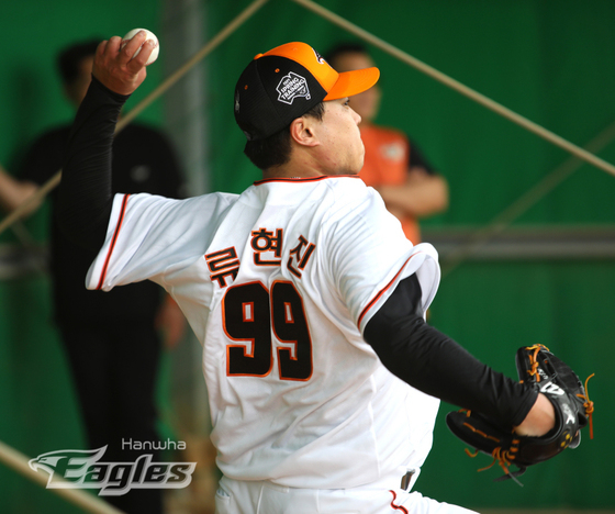 류현진이 23일 일본 오키나와 한화 스프링캠프에 합류해 불펜 피칭을 하고 있다. /사진=한화 이글스
