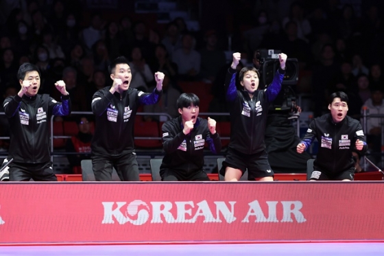 남자 탁구대표팀이 환호하고 있다. 왼쪽부터 주세혁 감독, 이상수, 박규현, 안재현, 장우진. /사진=2024부산탁구선수권대회조직위 제공