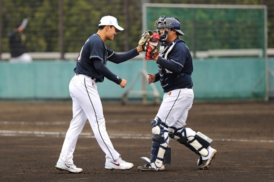 김택연(왼쪽)이 24일 일본 미야자키 이키메 구장에서 열린 일본프로야구(NPB) 소프트뱅크 호크스 2군과 연습경기에서 경기를 마무리하며 포수 김기연과 하이파이브를 하고 있다. /사진=두산 베어스