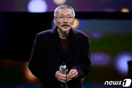 (베를린 AFP=뉴스1) 우동명 기자 = 홍상수 감독이 24일(현지시간) 베를린에서 열린 제74회 베를린 영화제에서 영화 &#039;여행자의 필요&#039;로 2번째 은곰상 심사위원 대상을 수상한 뒤 소감을 말하고 있다. 2024. 2. 25  ⓒ AFP=뉴스1  Copyright (C) 뉴스1. All rights reserved. 무단 전재 및 재배포,  AI학습 이용 금지.