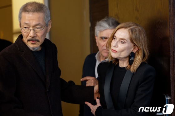 (베를린 AFP=뉴스1) 우동명 기자 = 홍상수 감독과 배우 이자벨 위페르가 19일(현지시간) 독일 베를린에서 열린 제74회 베를린 영화제 초청작인 영화 &#039;여행자의 필요&#039; 포토 콜 행사에 도착을 하고 있다. 2024. 2, 20  ⓒ AFP=뉴스1  Copyright (C) 뉴스1. All rights reserved. 무단 전재 및 재배포,  AI학습 이용 금지.