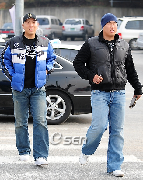 2009년 11월 5일 당시 두산 베어스 소속의 김현수(왼쪽)와 한화 이글스의 류현진이 4주간의 기초 군사 훈련을 받기 위해 충청남도 논산 육군훈련소에 입소하고 있다. 