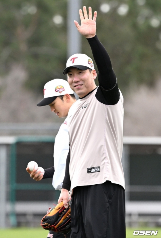 LG 김현수가 지난 9일(한국시간) 미국 애리조나주 스코츠데일에 위치한 인디언 스쿨 파크 베이스볼 필드에서 미니 게임을 마친 뒤 미소를 짓고 있다.