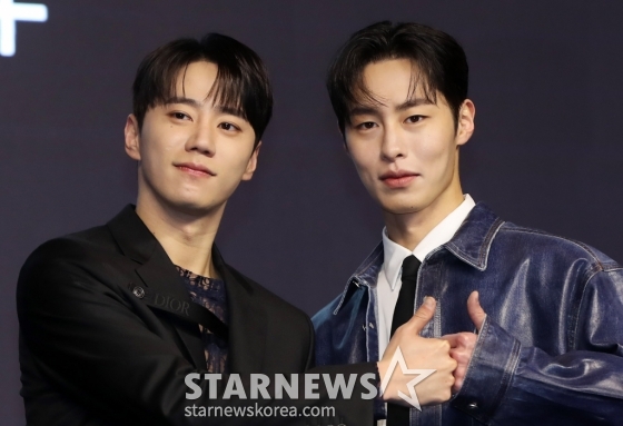[서울=뉴시스] 김혜진 기자 = 배우 이준영, 이재욱이 26일 오전 서울 종로구 JW 메리어트 동대문 스퀘어 서울에서 열린 디즈니+ 오리지널 시리즈 &#039;로얄로더&#039; 제작발표회에서 포즈를 취하고 있다. 2024.02.26. jini@newsis.com