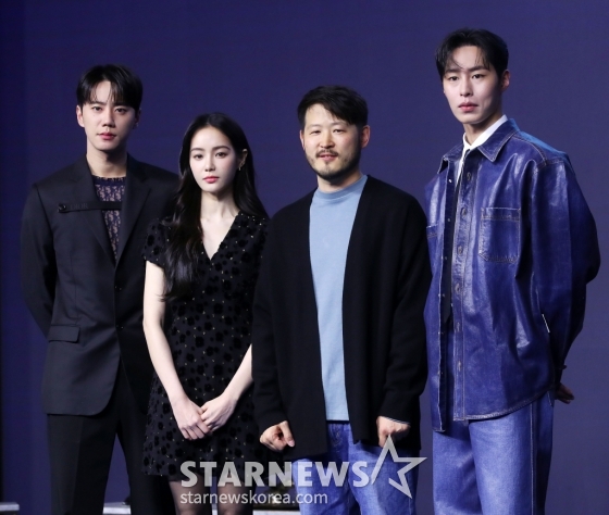 민연홍 감독(왼쪽 세번째), 배우 이준영, 홍수지, 이재욱이 26일 오후 서울 종로구 JW메리어트 동대문스퀘어 서울에서 진행된 디즈니+ 오리지널 시리즈 &#039;로얄로더&#039; 제작발표회에 참석해 포즈를 취하고 있다.   &#039;로얄로더&#039;는 갖고 싶고, 되고 싶고, 훔치고 싶었던 대한민국 최고 재벌가 왕좌를 차지하기 위한 마이너리거들의 이야기. 오는 28일 공개. 2024.02.26