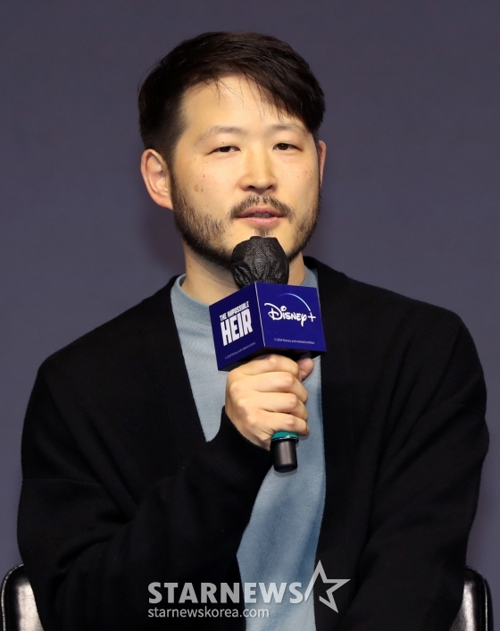 [서울=뉴시스] 김혜진 기자 = 민연홍 감독이 26일 오전 서울 종로구 JW 메리어트 동대문 스퀘어 서울에서 열린 디즈니+ 오리지널 시리즈 &#039;로얄로더&#039; 제작발표회에서 인사말을 하고 있다. 2024.02.26. jini@newsis.com