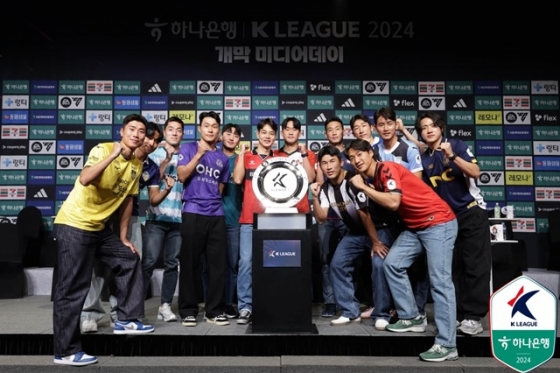 K리그2 13팀 선수들이 트로피 앞에서 포즈를 취하고 있다. /사진=한국프로축구연맹 제공