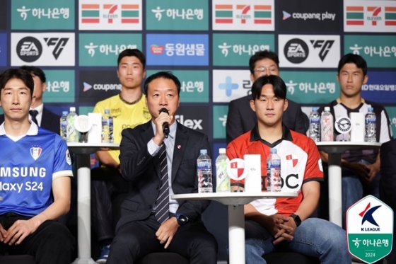 박진섭 부산아이파크 감독(왼쪽)과 이한도. /사진=한국프로축구연맹 제공