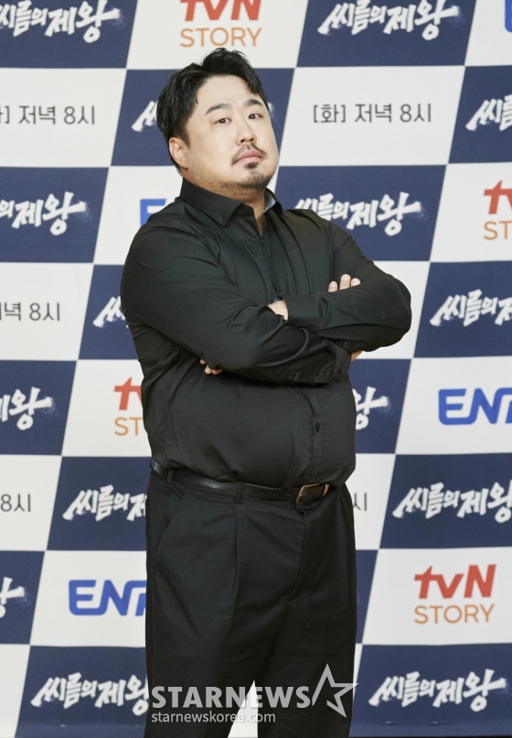 코미디언 강재준이 18일 오전 온라인 생중계로 진행된 tvN STORY&amp;ENA 예능 &#039;씨름의 제왕&#039; 제작발표회에 참석해 포즈를 취하고 있다. 모래판 위 남자들의 리얼 격투 서바이벌 &#039;씨름의 제왕&#039;은 오늘(18일) 첫 방송된다. /사진제공=tvN STORY·ENA 2022.10.18