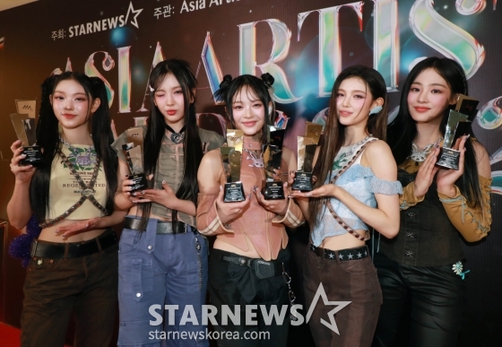 걸그룹 뉴진스가 14일 필리핀 아레나에서 열린 &#039;2023 아시아 아티스트 어워즈 인 필리핀&#039;(2023 Asia Artist Awards IN THE PHILIPPINES, 이하 &#039;2023 AAA&#039;)에서 AAA 핫트렌드, 아시아 셀러브리티, 페뷸러스, 베스트 초이스, 올해의 가수, 올해의 노래상을 수상한 뒤 포즈를 취하고 있다.  &#039;2023 AAA&#039;는 스타뉴스가 주최하고 Asia Artist Awards 조직위원회, TONZ 엔터테인먼트, PULP Live World가 공동 주