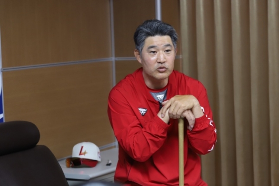 이숭용 SSG 감독이 대만 자이현 자이시에 위치한 &#039;자이 시립 야구장&#039;에서 열린 2024 SSG 랜더스 2차 스프링캠프에 앞서 취재진과 인터뷰에 임하고 있다. /사진=SSG 랜더스