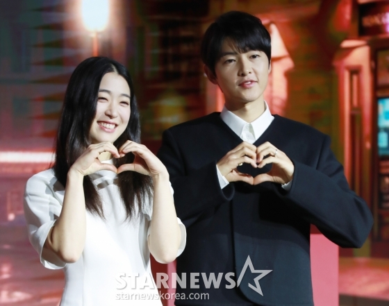 배우 최성은, 송중기가 27일 오전 서울 마포구 호텔 나루 서울 엠겔러리에서 진행된 넷플릭스 영화 &#039;로기완&#039; 제작보고회에 참석해 포즈를 취하고 있다.  삶의 마지막 희망을 안고 벨기에에 도착한 탈북자 기완과 삶의 이유를 잃어버린 여자 마리가 서로에게 이끌리듯 빠져드는 이야기를 그린 영화 &#039;로기완&#039;은 3월 1일 공개된다. /2024.02.27 /사진=이동훈