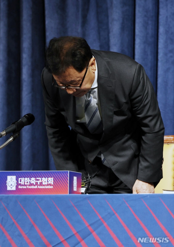 정해성 대한축구협회 전력강화위원장이 지난 21일 오후 서울 종로구 축구회관에서 열린 기자회견에서 취재진에게 인사하고 있다. /사진=뉴시스