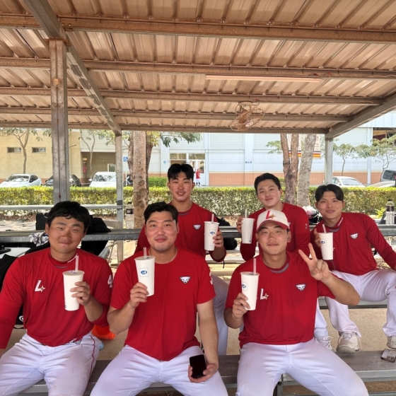 SSG 퓨처스 선수들이 28일 김광현이 제공한 버블티와 함께 미소짓고 있다. /사진=SSG 랜더스
