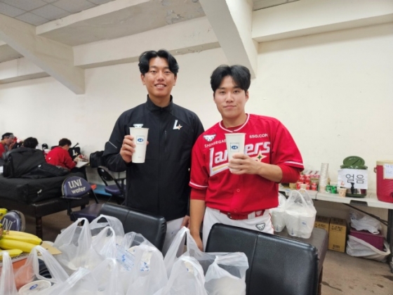 신헌민(왼쪽)과 최민준이 27일 김광현이 제공한 버블티와 함께 미소짓고 있다. /사진=SSG 랜더스