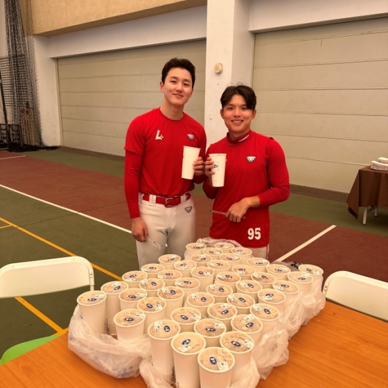 김민준(왼쪽)과 정준재가 27일 김광현이 제공한 버블티와 함께 미소짓고 있다. /사진=SSG 랜더스