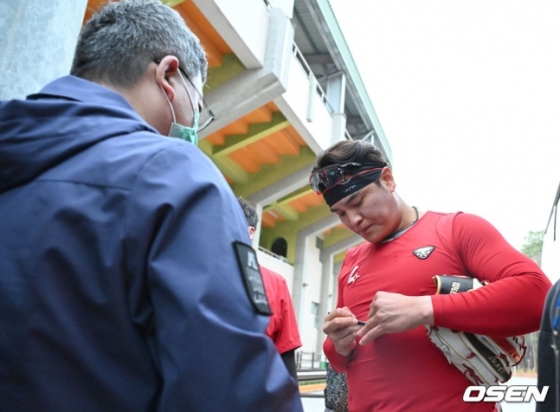 추신수(오른쪽)가 26일 대만 자이현에 위치한 자이시립야구장 앞에서 대만 현지 야구팬에게 사인을 해주고 있다. 