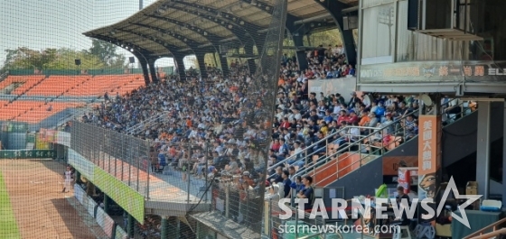 대만 현지 야구팬들이 28일 대만 타이난시립야구장에서 SSG와 퉁이의 연습경기를 관전하고 있다. /사진=김동윤 기자