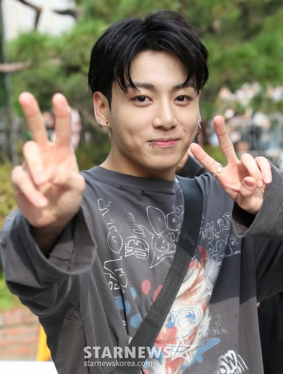 (서울=뉴스1) 권현진 기자 = 그룹 방탄소년단(BTS) 정국이 13일 오전 서울 여의도 KBS 신관에서 진행된 &#039;뮤직뱅크&#039; 리허설을 마친 뒤 인사를 하고 있다. 2023.10.13/뉴스1  Copyright (C) 뉴스1. All rights reserved. 무단 전재 및 재배포,  AI학습 이용 금지. /사진=(서울=뉴스1) 권현진 기자