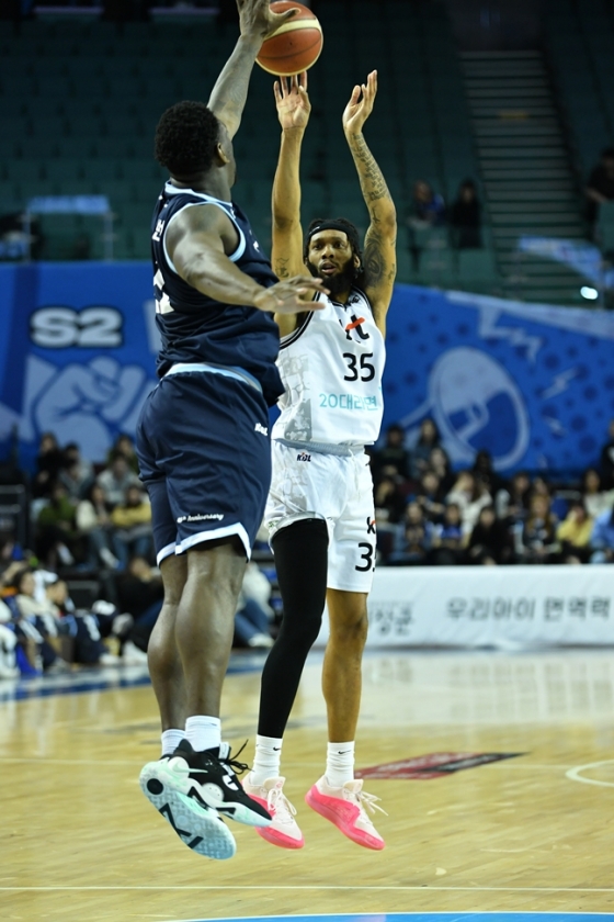 패리스 배스(가운데)가 13일 서울 잠실실내체육관에서 열린 &#039;2023~2024 정관장 프로농구&#039; 5라운드 서울 삼성 대 수원 KT의 경기에서 슛을 시도하고 있다. /사진=KBL 제공