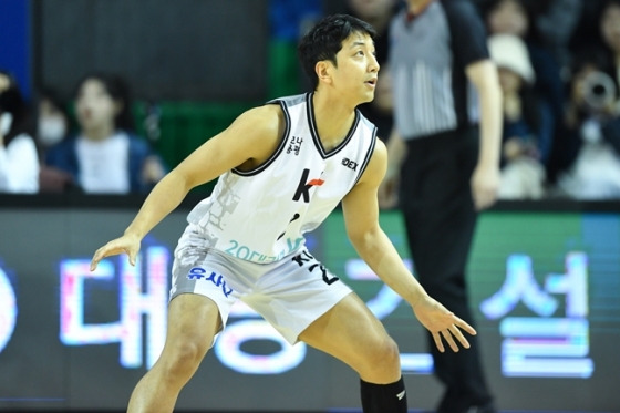 허훈이  13일 서울 잠실실내체육관에서 열린 &#039;2023~2024 정관장 프로농구&#039; 5라운드 서울 삼성 대 수원 KT의 경기에서 볼을 쳐다보고 있다. /사진=KBL 제공