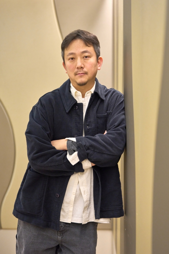 영화 &#039;파묘&#039; 장재현 감독이 22일 오전 서울 종로구 삼청동의 한 카페에서 진행된 인터뷰를 위해 포즈를 취하고 있다.  &#039;파묘&#039;는 거액의 돈을 받고 수상한 묘를 이장한 풍수사와 장의사, 무속인들에게 벌어지는 기이한 사건을 담은 오컬트 미스터리 영화다. / 사진제공 = 쇼박스 /사진=김창현