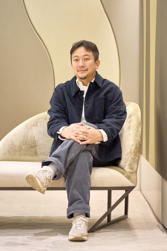 영화 &#039;파묘&#039; 장재현 감독이 22일 오전 서울 종로구 삼청동의 한 카페에서 진행된 인터뷰를 위해 포즈를 취하고 있다.  &#039;파묘&#039;는 거액의 돈을 받고 수상한 묘를 이장한 풍수사와 장의사, 무속인들에게 벌어지는 기이한 사건을 담은 오컬트 미스터리 영화다. / 사진제공 = 쇼박스 /사진=김창현