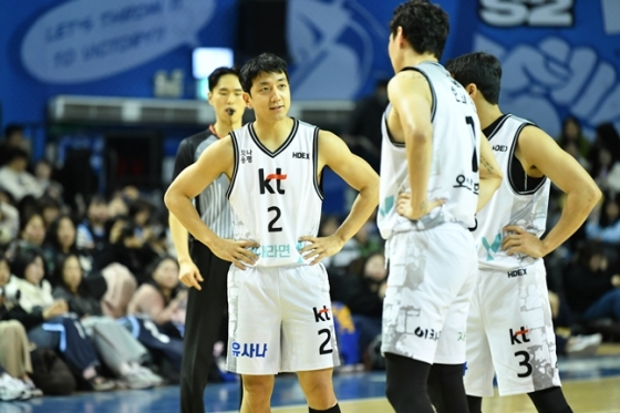 허훈이 13일 서울 잠실실내체육관에서 열린 &#039;2023~2024 정관장 프로농구&#039; 5라운드 서울 삼성 대 수원 KT의 경기에서 동료들과 이야기를 나누고 있다. /사진=KBL 제공