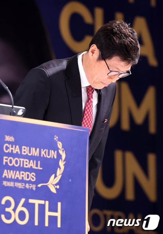 차범근 전 감독이 2월 29일 서울 종로구 HW컨벤션센터 열린 ‘제36회 차범근 축구상&#039; 시상식에서 인사를 건네고 있다. /사진=뉴스1 제공