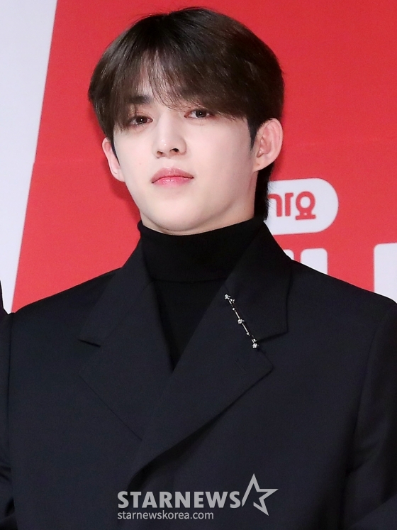 그룹 세븐틴 에스쿱스가 3일 오후 서울 강남구 논현동 엘리에나호텔에서 진행된 tvN 예능 &#039;나나투어 with 세븐틴&#039; 제작발표회에 참석해 포즈를 취하고 있다.  &#039;나나투어 with 세븐틴&#039;은, 가이드로 재취업한 여행 예능 20년 차 베테랑 &#039;NA이드&#039;(나영석 PD)와 함께 여름의 이탈리아로 떠난 데뷔 9년 차 세븐틴의 진한 &#039;우정 여행기&#039;를 담은 버라이어티 예능 프로그램이다. 오는 5일 첫 방송. 2024.01.03 /사진=김창현