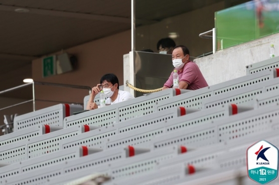 K리그 경기 지켜보는 황선홍 감독(왼쪽). /사진=한국프로축구연맹 제공