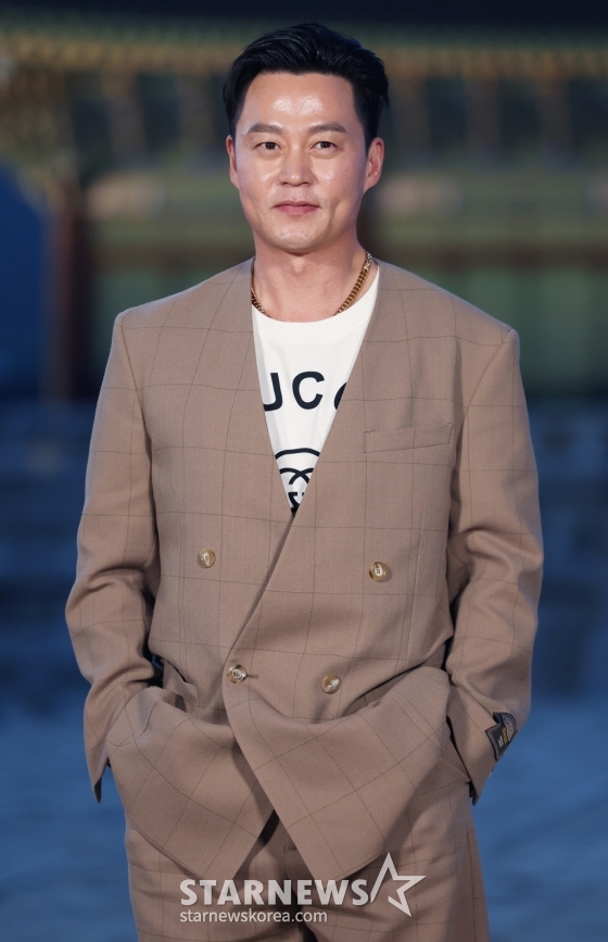 배우 이서진이 16일 오후 서울 종로구 경복궁에서 진행된 &#039;구찌 2024 크루즈 패션쇼&#039;에 참석해 포즈를 취하고 있다. 2023.05.16