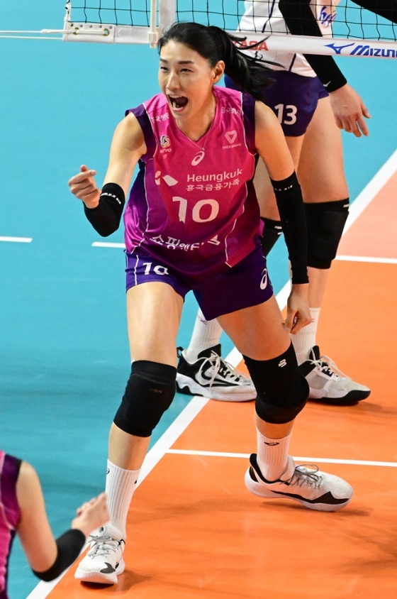 흥국생명 김연경(가운데)이 1일 인천 삼산월드체육관에서 열린 도드람 2023~2024 V리그 여자부 김천 도로공사와 홈경기에서 득점 후 기뻐하고 있다. /사진=KOVO