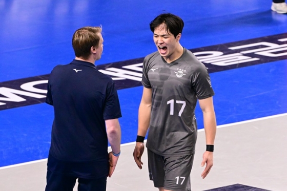 대한항공 임동혁(오른쪽)이 1일 천안 유관순체육관에서 열린 도드람 2023~2024 V리그 남자부 현대캐피탈과 방문경기에서 득점 후 기뻐하고 있다. /사진=KOVO