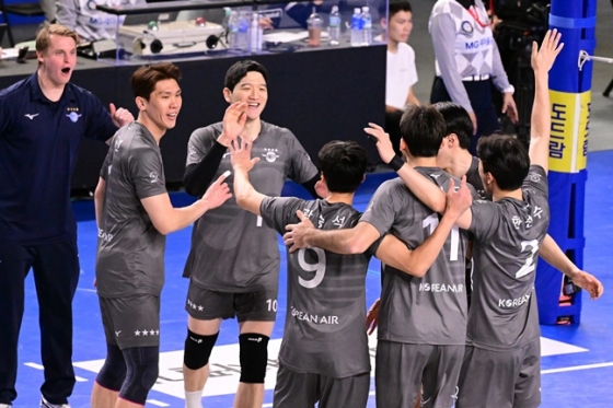 대한항공 선수들이 1일 천안 유관순체육관에서 열린 도드람 2023~2024 V리그 남자부 현대캐피탈과 방문경기에서 득점 후 기뻐하고 있다. /사진=KOVO