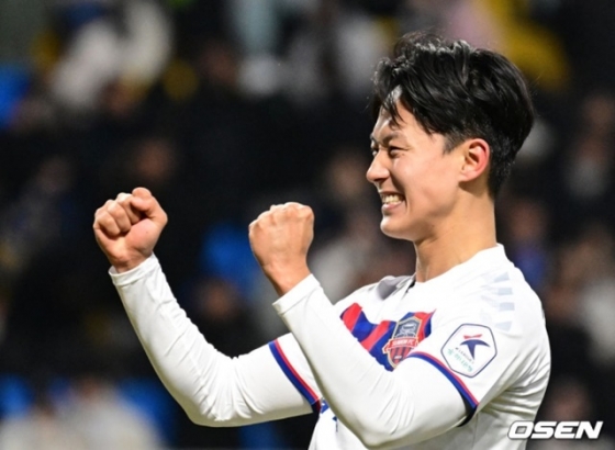 이승우가 2일 인천유나이티드와 경기에서 결승 페널티킥을 넣고 포효하고 있다. /사진=OSEN