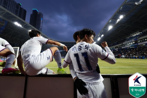 이승우(오른쪽)의 골 세리머니. /사진=한국프로축구연맹 제공