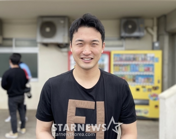 전 롯데 안권수가 3일 롯데의 스프링캠프지인 일본 오키나와현 구시카와 야구장에서 취재진과 만나 인터뷰를 하고 있다. /사진=양정웅 기자 