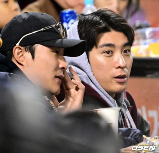 김하성(왼쪽)과 이정후가 지난해 11월 KBO리그 한국시리즈 현장을 찾아 경기를 지켜보고 있다.