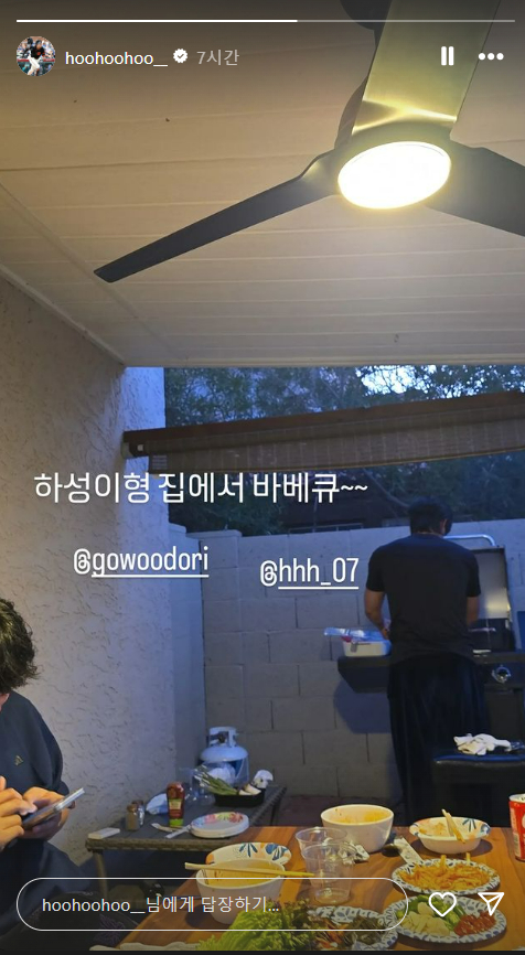 김하성(오른쪽)과 고우석, 이정후가 3일 김하성의 집에 모여서 바비큐 파티를 하는 사진을 이정후가 자신의 인스타그램에 공개했다. /사진=이정후 인스타그램