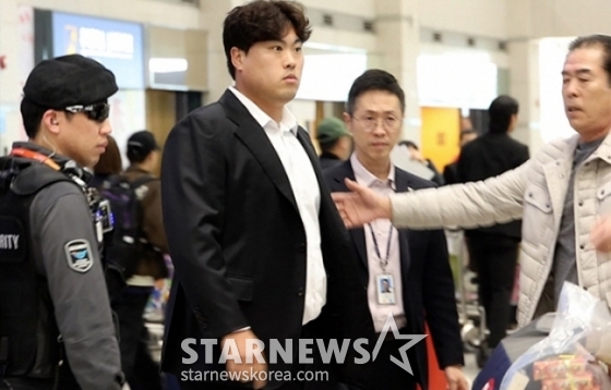 한화 이글스 투수 류현진(왼쪽에서 2번째)이 4일 인천국제공항을 통해 귀국해 아버지의 환영을 받고 있다. /사진=김진경 대기자