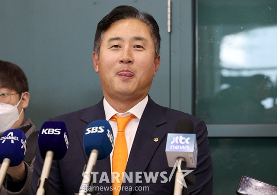 최원호 한화 이글스 감독이  4일 인천국제공항을 통해 귀국해 취재진과 인터뷰를 갖고 있다. /사진=김진경 대기자