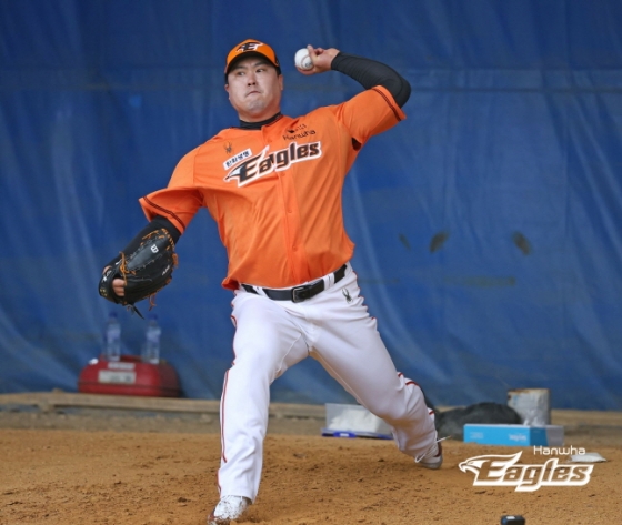 오키나와 전지훈련에서 불펜 피칭을 하는 류현진. /사진=한화 이글스