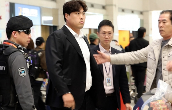 류현진(왼쪽에서 2번째)이 4일 인천국제공항을 통해 귀국해 아버지의 환영을 받고 있다. /사진=김진경 대기자